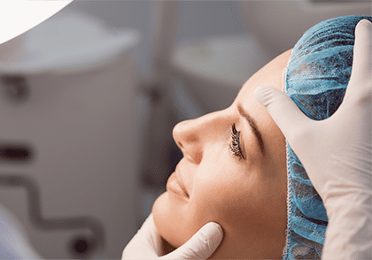 mujer en consulta por un tratamiento facial nanofat